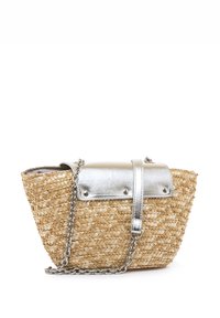 Borsa intrecciata in paglia con patta e tracolla in metallo argentato, caratterizzata da una tracolla a catena e da una forma triangolare strutturata.
