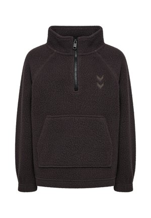 Czarna bluza polarowa z półzamkiem, stójką, przednią kieszenią typu kangur, długimi rękawami oraz dwoma naszywkami z logo w kształcie szewrona na piersi.