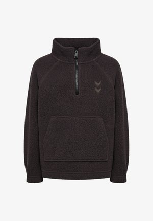 Schwarzer Fleece-Pullover mit halbem Reißverschluss, Stehkragen, vorderer Kängurutasche, langen Ärmeln und zwei Chevron-Logo-Patches auf der Brust.