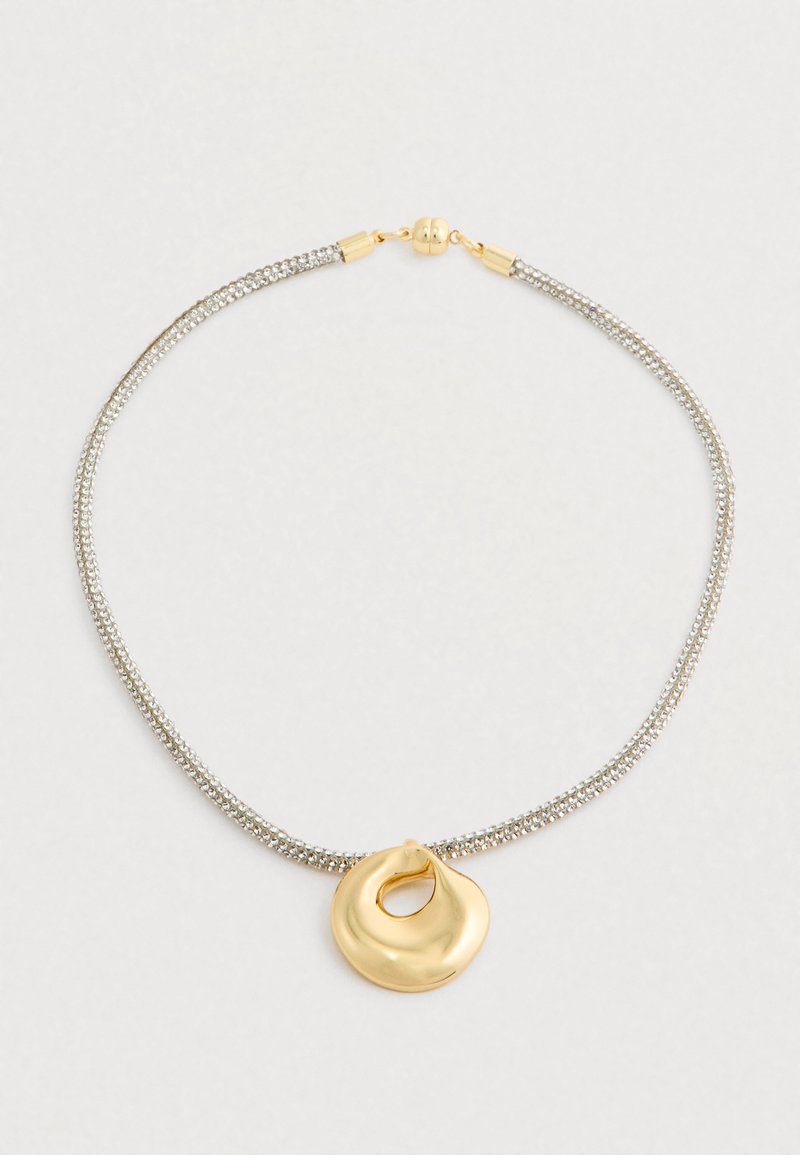 Zilveren ketting met een gladde, ronde gouden hanger met een open midden en een gouden magneetslot.