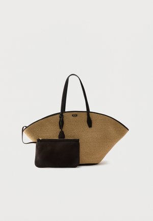 Grand sac fourre-tout tissé de couleur fauve avec des poignées et des finitions noires, accompagné d'une pochette en cuir noir plus petite attachée avec une fermeture éclair.