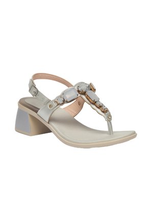 Lys grå hæl sandal med T-strop design, prydet med dekorative sten, polstret indersål og en blokkere med metal detaljer.