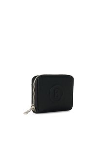 Cartera de cuero negra con un acabado texturizado, forma rectangular, letra "B" en relieve en la parte frontal y cierre de cremallera plateado.