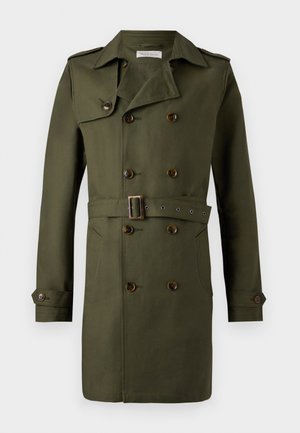 Oliwkowy, podwójnie zapinany trench coat z brązowymi guzikami, paskiem w talii i epoletami na ramionach. Gładki, teksturowany materiał.