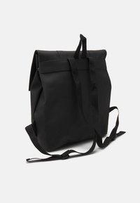 Svart ryggsekk med en strukturert design, laget av stoff. Har justerbare stropper, en fold-over klaff og minimale sømdetaljer.