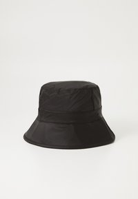 Sort bucket hat lavet af letvægtigt nylonmateriale, med en bred, floppy skygge og en let struktureret overflade.