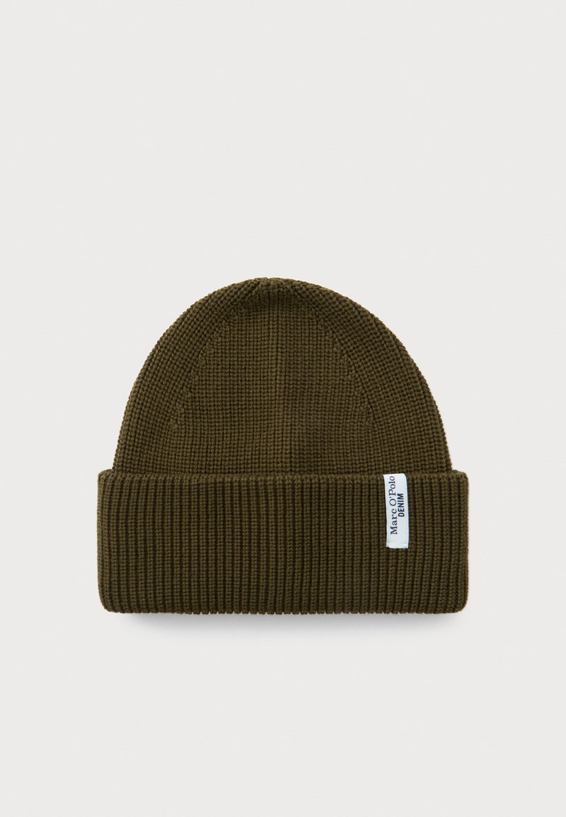 Béret tricoté couleur vert olive avec revers et étiquette rectangulaire blanche portant la mention "Marc O'Polo DENIM" sur fond uni.