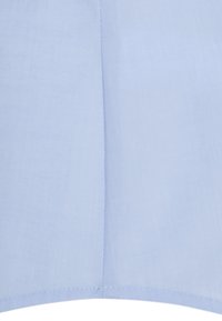 Ljust blått tyg med en slät textur och subtila vertikala ränder, med en mittsöm som löper vertikalt längs längden.