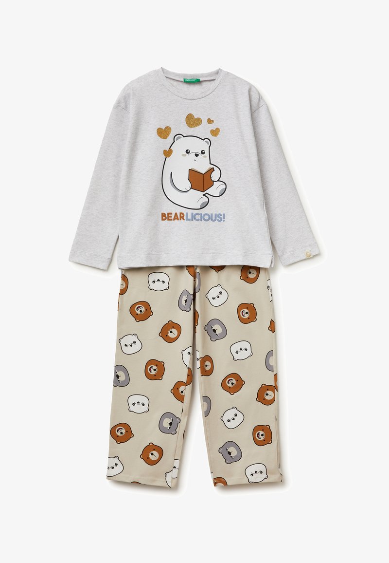 Grijze katoenen langarmshirt met cartoonbeerafbeelding en metallic harten, gecombineerd met beige broek met verschillende berengezichten in diverse kleuren.