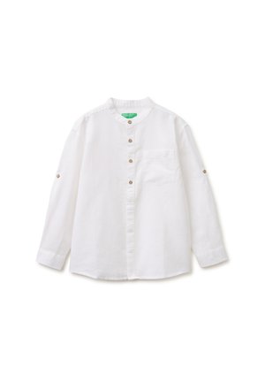 Wit overhemd met lange mouwen en knopen, mandarijnkraag, borstzak en beige knopen; mouwen hebben knooplusjes om op te rollen.