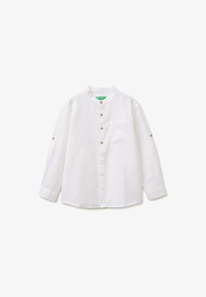 Camicia bianca a maniche lunghe con colletto alla coreana, taschino sul petto e bottoni beige; le maniche hanno patte con bottoni per risvoltare.