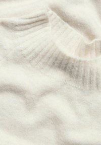 Helles, cremfärbiges Strickpullover mit weicher Textur, ausgestattet mit einem gerippten Rundhalsausschnitt und glattem Körper.