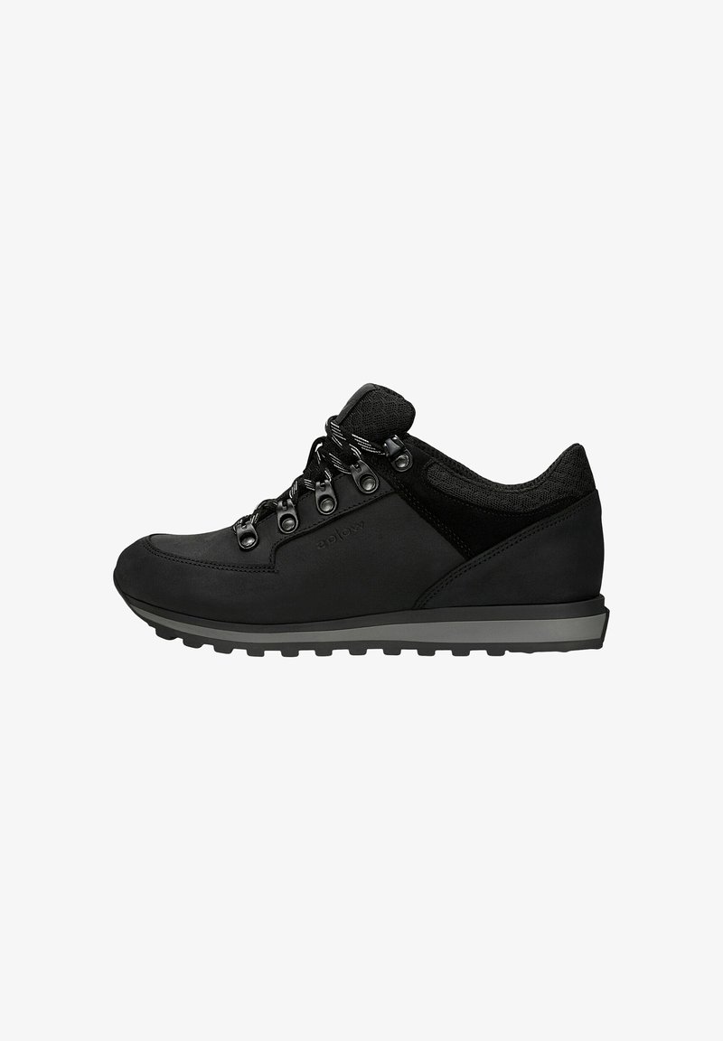 Czarne buty trekkingowe z gładką skórzaną cholewką, teksturowanymi akcentami z tkaniny, okrągłymi sznurowadłami oraz trwałą gumową podeszwą zapewniającą przyczepność.