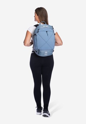Hellblaues Rucksack mit strukturiertem Design, verstellbaren Trägern, mehreren Fächern und einem diagonalen Muster auf der Rückwand.