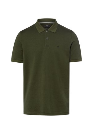 Koszulka polo z krótkim rękawem w kolorze oliwkowej zieleni, z fakturowaną tkaniną, plisą na dwa guziki i małym wyszywanym logo na piersi.