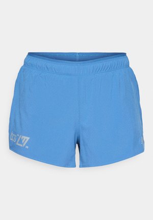 Pantalones cortos de running azul claro con textura perforada, cinturilla elástica y logo impreso con detalles en el muslo izquierdo.