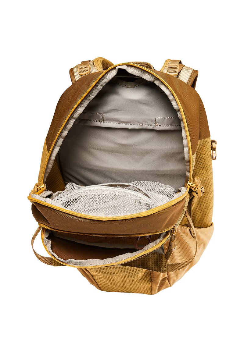 Mochila marrón y beige con dos compartimentos, bolsillo de malla, cierres de cremallera y correas acolchadas. Interior forrado con tela gris claro.
