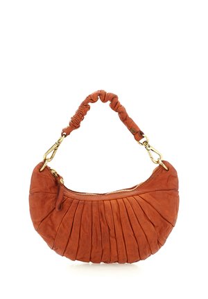 Borsa a mano marrone a forma di mezzaluna in pelle con texture plissettata, manico arricciato, chiusure in tonalità oro e chiusura superiore con cerniera.