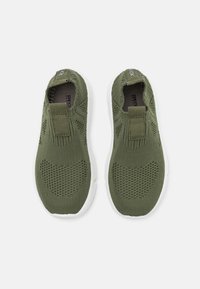 Zielone, siatkowe sneakersy wsuwane z białą gumową podeszwą i teksturowanymi akcentami. Zawierają pasek w okolicy kołnierza, co ułatwia zakładanie.