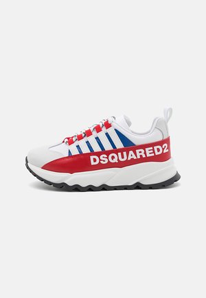 Weiße und rote Sportsneakers mit blauen Akzenten, bestehend aus Mesh- und synthetischen Materialien, dicker Sohle und kontrastierenden Streifen auf dem Obermaterial.