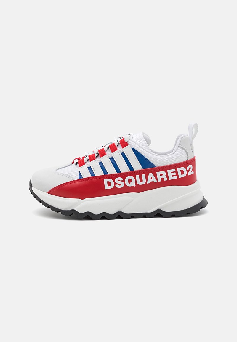 Baskets de sport blanches et rouges avec des accents bleus, dotées de matériaux en mesh et synthétiques, d'une semelle épaisse et de rayures contrastantes sur le dessus.