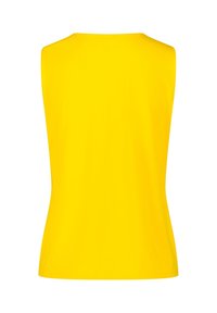 Top senza maniche giallo con scollatura rotonda. Realizzato in tessuto morbido, presenta una forma aderente e nessun motivo o accessorio visibile.
