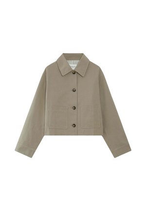 Veste beige courte à manches longues, col pointu, fermeture à quatre boutons et deux poches carrées à l'avant.