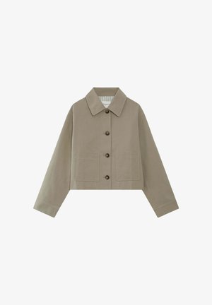 Beige cropped jakke med lange ærmer, spidst krave, fire knapper lukning og to firkantede forlommer.