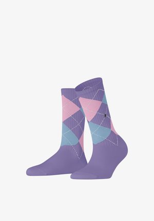 Chaussettes violettes à motif losanges argyle avec des formes bleues et roses. Texture lisse avec un détail de couture blanche contrastante.