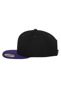 Cappellino da baseball nero con visiera e bottone superiore viola. Realizzato in materiale testurizzato, presenta sei fori di ventilazione e una fascia regolabile.