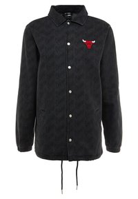 Svart denimjacka med en subtil "Chicago"-mönstring, röd tjur-logotyp, tryckknappar, sidofickor och justerbar dragsko nederkant.