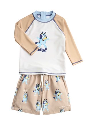 Børnebadetøj s beige lange ærmer, hvid torso og shorts med Bluey tegnefilmshund og teksten "Let's Play" og "Summer Fun".