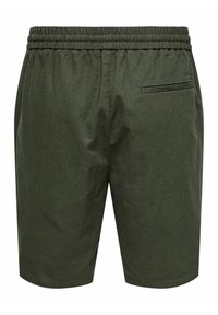 Pantalones cortos verdes con una cinturilla elástica, un bolsillo trasero único y una tela suave y ligera. Corte entallado con un corte recto en el dobladillo.