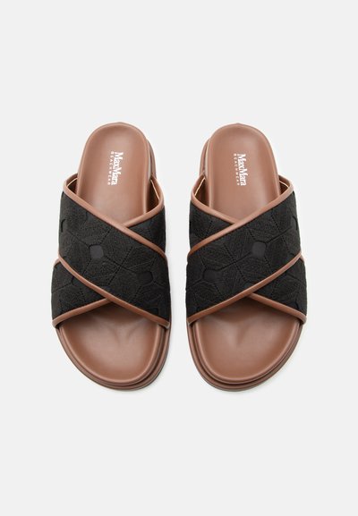 Καφέ σαγιονάρες με μαύρα υφασμένα σταυρωτά λουριά και μαλακές σόλες, με την ένδειξη Max Mara Beachwear στην εσωτερική σόλα.