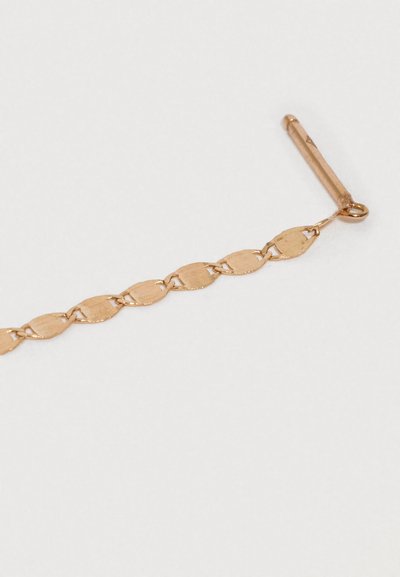 Guld-tone kædearmbånd med ovale led, der har en glat overflade og en skruelukning. Simpelt design, velegnet til lagdeling.