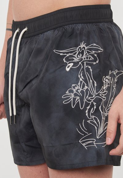 Pantaloni da bagno neri realizzati in materiale leggero, con un design cartoon ricamato bianco sul lato e vita con coulisse regolabile.