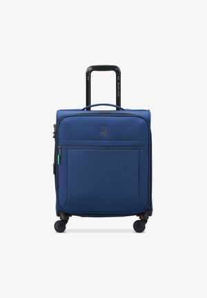 Marineblaue Reisetasche mit strapazierfähigem Stoffbezug, zwei Reißverschlüssen an der Vorderseite, einem oberen Griff und vier Rädern für einfache Mobilität. Verfügt über ein Logo-Element.