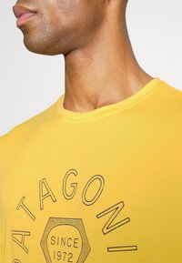 Patagonia DAILY GRAPHIC SHIRT - T-shirt desportiva - saffron