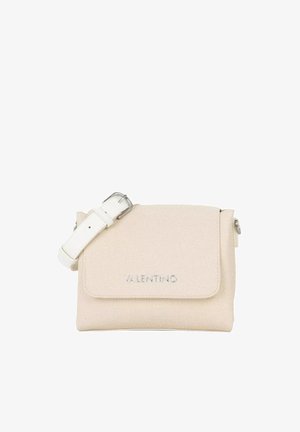 Borsa a tracolla in tessuto beige con tracolla bianca regolabile e logo metallico "VALENTINO" sulla patta anteriore.