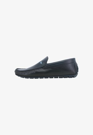 Mocassino nero in pelle senza lacci con dettaglio cucito sulla punta e suola in gomma segmentata, mostrato di profilo su sfondo bianco.