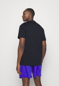 adidas Sportswear ESSENTIALS SINGLE LINEAR EMBROIDERED - Apdrukāts T-krekls - legend ink/white