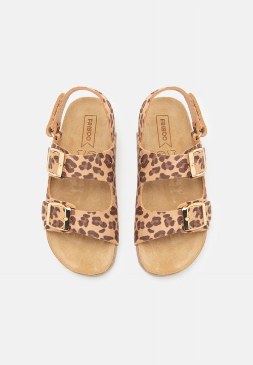 Sandale cu imprimeu de leopard, dotate cu două curele ajustabile, catarame aurii și o textură din piele întoarsă. Talpă bej cu un suport pentru picior căptușit pentru confort.