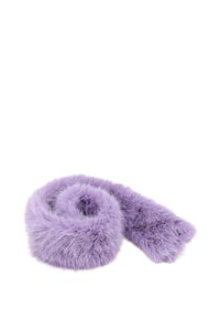 Sciarpa in finta pelliccia lavanda morbida e soffice arrotolata su uno sfondo bianco, che mette in risalto la sua consistenza pelosa e il design spesso.