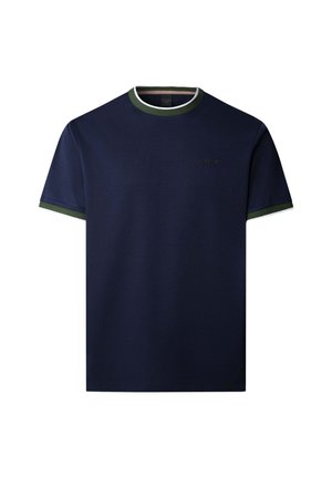 T-shirt blu navy a maniche corte con rifiniture verdi e bianche sul colletto e sui bordi delle maniche, dotato di un discreto logo sul lato sinistro del petto.