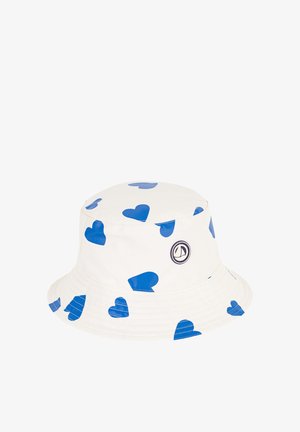 Chapeau seau blanc avec des motifs de cœurs bleus. Dispose d'un patch logo rond sur le côté. Fabriqué en matériau doux, avec un large bord et une finition texturée.