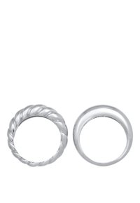 Due anelli d'argento: uno presenta un design a corda attorcigliata, mentre l'altro è un fascio liscio e lucido. Entrambi sono circolari e metallici.