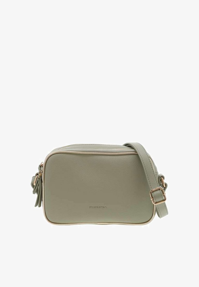 Sac bandoulière en faux cuir vert avec une forme rectangulaire, des accessoires en métal doré, une fermeture éclair et une bandoulière amovible.