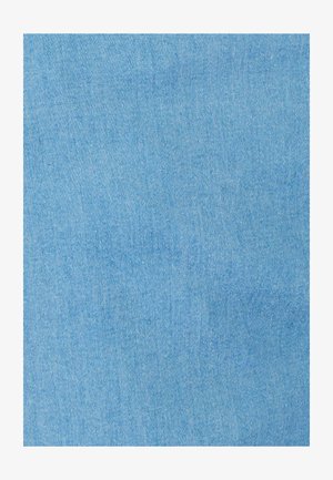 Hellblaues Denimgewebe mit einer glatten Textur und einem subtilen Köpermuster, das eine gleichmäßige Farbe und ein weiches Finish aufweist.