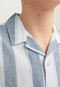 Jack & Jones Junior JPRCCSUMMER STRIPE RESORT - Overhemd - captains blue