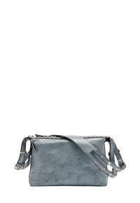 Niebieska torba typu crossbody z syntetycznej skóry o prostokątnym kształcie, regulowanym pasku i ćwiekowanymi akcentami wzdłuż zamka. Gładka tekstura.